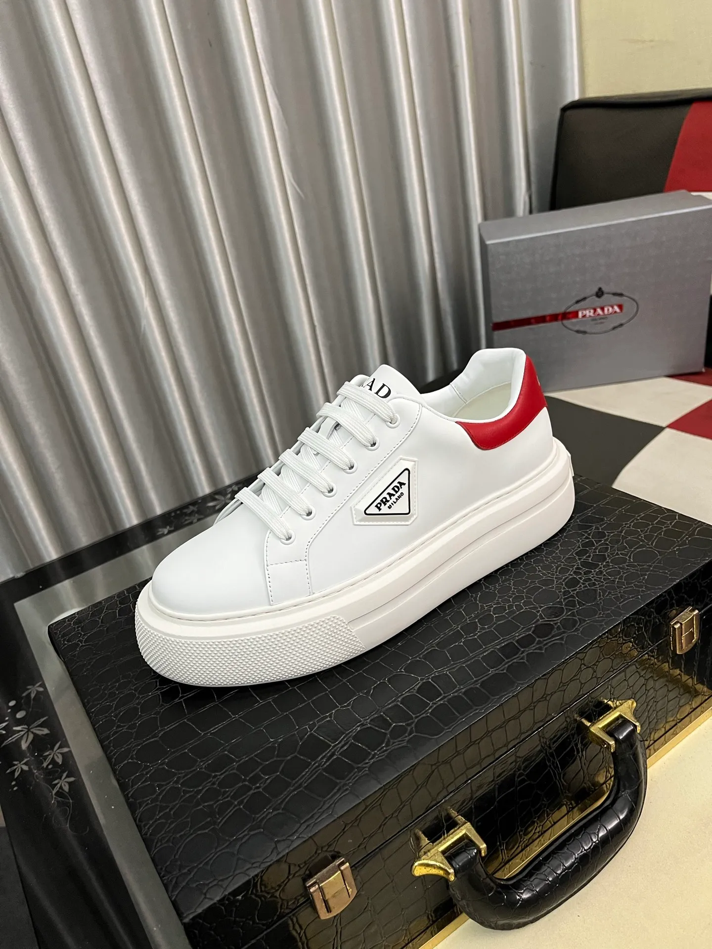 Men's shoes 💰580⌚️⌚️【PRADA】Prada casual shoes, originally developed 1:1, made of high-mercerized cowhide with imported cowhide, silk sheepskin lining, rubber outsole, comfortable and soft on the foot, size: 38-444️⃣Colors available
